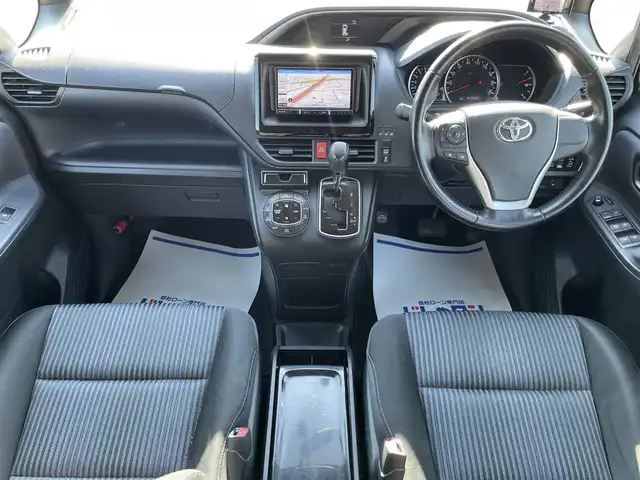 トヨタ ヴォクシー ZS 煌 宮城県 2015(平27)年 14.4万km ブラック (株)IDOMが運営する【じしゃロン仙台店】の自社ローン専用車両になりますこちらは現金またはオートローンご利用時の価格です。自社ローンご希望の方は別途その旨お申付け下さい/両側パワースライドドア/メモリナビ/後席モニター/フルセグ/Bluetooth/バックカメラ/CD/DVD/ビルトインETC/前後ドラレコ/ASSURAレーダー/LEDヘッドライト/純正16インチAW