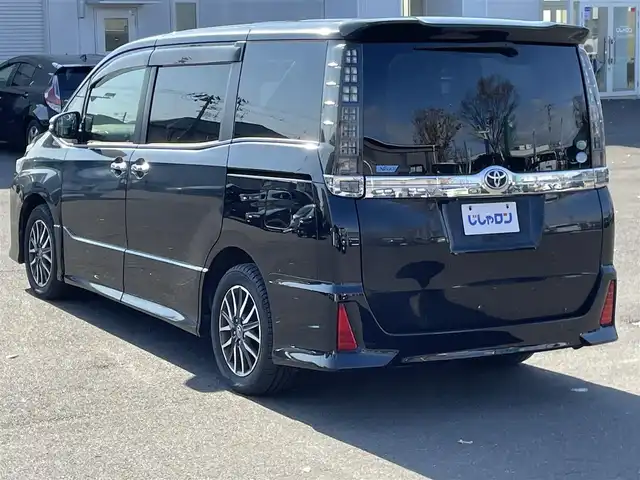 トヨタ ヴォクシー ZS 煌 宮城県 2015(平27)年 14.4万km ブラック (株)IDOMが運営する【じしゃロン仙台店】の自社ローン専用車両になりますこちらは現金またはオートローンご利用時の価格です。自社ローンご希望の方は別途その旨お申付け下さい/両側パワースライドドア/メモリナビ/後席モニター/フルセグ/Bluetooth/バックカメラ/CD/DVD/ビルトインETC/前後ドラレコ/ASSURAレーダー/LEDヘッドライト/純正16インチAW