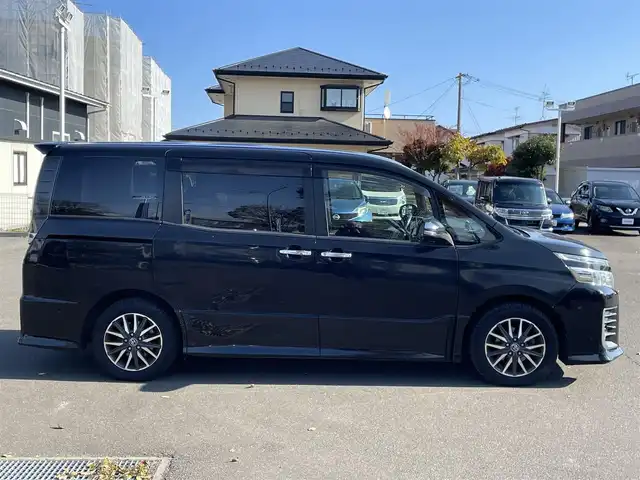 トヨタ ヴォクシー ZS 煌 宮城県 2015(平27)年 14.4万km ブラック (株)IDOMが運営する【じしゃロン仙台店】の自社ローン専用車両になりますこちらは現金またはオートローンご利用時の価格です。自社ローンご希望の方は別途その旨お申付け下さい/両側パワースライドドア/メモリナビ/後席モニター/フルセグ/Bluetooth/バックカメラ/CD/DVD/ビルトインETC/前後ドラレコ/ASSURAレーダー/LEDヘッドライト/純正16インチAW