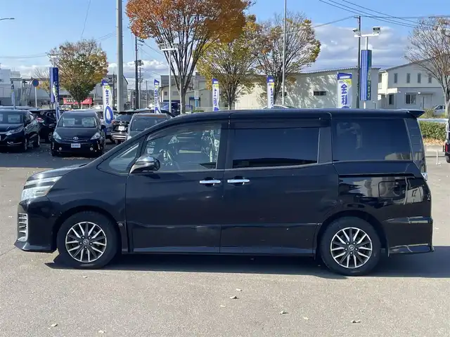 トヨタ ヴォクシー ZS 煌 宮城県 2015(平27)年 14.4万km ブラック (株)IDOMが運営する【じしゃロン仙台店】の自社ローン専用車両になりますこちらは現金またはオートローンご利用時の価格です。自社ローンご希望の方は別途その旨お申付け下さい/両側パワースライドドア/メモリナビ/後席モニター/フルセグ/Bluetooth/バックカメラ/CD/DVD/ビルトインETC/前後ドラレコ/ASSURAレーダー/LEDヘッドライト/純正16インチAW