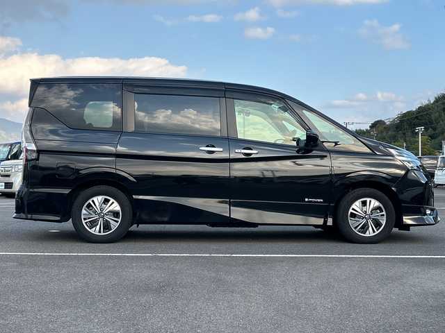 日産 セレナ e－パワー ハイウェイスター V 佐賀県 2020(令2)年 5.5万km ダイヤモンドブラック 純正10インチナビ(AM/FM/CD/DVD/Bluetooth/フルセグ)/純正11インチフリップダウンモニター/両側パワースライドドア/アラウンドビューモニター/プロパイロット/エマージェンシーブレーキ/レーンキープアシスト/スマートルームミラー/ビルトインETC/前方ドライブレコーダー/レザー調シートカバー/LEDヘッドライト/オートライト/純正15インチアルミホイール/純正フロアマット/スペアキー