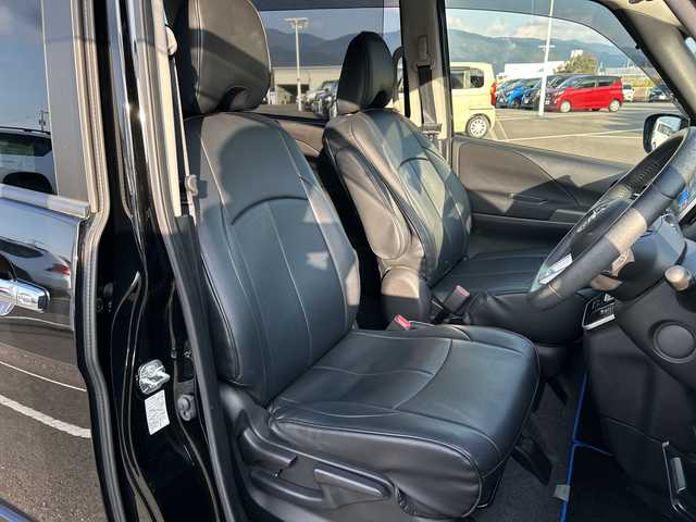 日産 セレナ e－パワー ハイウェイスター V 佐賀県 2020(令2)年 5.5万km ダイヤモンドブラック 純正10インチナビ(AM/FM/CD/DVD/Bluetooth/フルセグ)/純正11インチフリップダウンモニター/両側パワースライドドア/アラウンドビューモニター/プロパイロット/エマージェンシーブレーキ/レーンキープアシスト/スマートルームミラー/ビルトインETC/前方ドライブレコーダー/レザー調シートカバー/LEDヘッドライト/オートライト/純正15インチアルミホイール/純正フロアマット/スペアキー