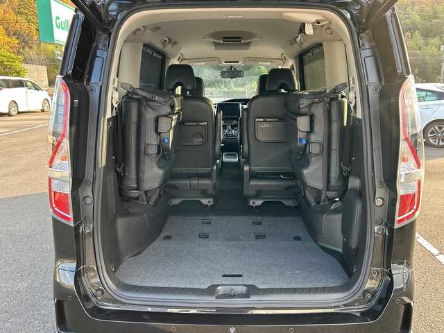 日産 セレナ e－パワー ハイウェイスター V 佐賀県 2020(令2)年 5.5万km ダイヤモンドブラック 純正10インチナビ(AM/FM/CD/DVD/Bluetooth/フルセグ)/純正11インチフリップダウンモニター/両側パワースライドドア/アラウンドビューモニター/プロパイロット/エマージェンシーブレーキ/レーンキープアシスト/スマートルームミラー/ビルトインETC/前方ドライブレコーダー/レザー調シートカバー/LEDヘッドライト/オートライト/純正15インチアルミホイール/純正フロアマット/スペアキー