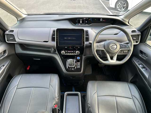 日産 セレナ e－パワー ハイウェイスター V 佐賀県 2020(令2)年 5.5万km ダイヤモンドブラック 純正10インチナビ(AM/FM/CD/DVD/Bluetooth/フルセグ)/純正11インチフリップダウンモニター/両側パワースライドドア/アラウンドビューモニター/プロパイロット/エマージェンシーブレーキ/レーンキープアシスト/スマートルームミラー/ビルトインETC/前方ドライブレコーダー/レザー調シートカバー/LEDヘッドライト/オートライト/純正15インチアルミホイール/純正フロアマット/スペアキー