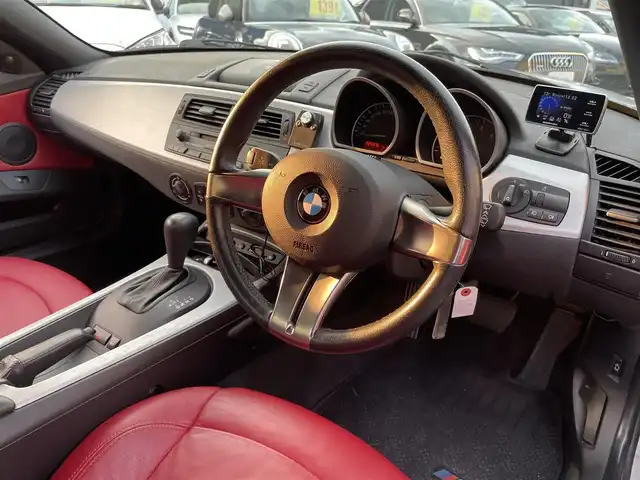 ＢＭＷ Ｚ４ ロードスター 2．5i 和歌山県 2006(平18)年 2.6万km チタンシルバーM 赤レザーシート/前席シートヒーター/HIDヘッドライト/社外フロントリップスポイラー/社外18インチアルミホイール/社外マフラー/ETC