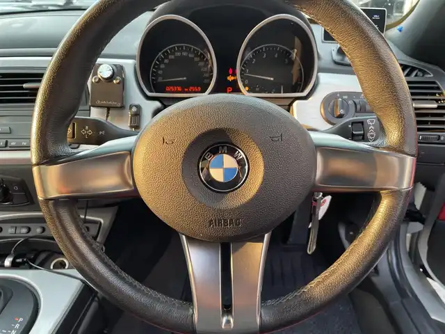 ＢＭＷ Ｚ４ ロードスター 2．5i 和歌山県 2006(平18)年 2.6万km チタンシルバーM 赤レザーシート/前席シートヒーター/HIDヘッドライト/社外フロントリップスポイラー/社外18インチアルミホイール/社外マフラー/ETC