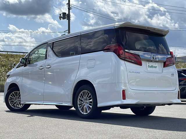 トヨタ アルファードハイブリット S タイプゴールドⅡ 青森県 2021(令3)年 6.2万km ホワイトパールクリスタルシャイン ・4WD/・トヨタセーフティセンス/・プリクラッシュセーフティ/・レーダークルーズコントロール/・レーンディパーチャーアラート/・オートハイビーム/・ブラインドスポットモニタリング/・前後クリアランスソナー/・純正メモリナビ/・フルセグ/・バックカメラ/・両側パワースライドドア/・パワーバックドア/・ハーフレザーシート/・オットマン/・LEDオートライト/・フォグランプ/・純正17インチアルミホイール/・アイドリングストップ/・100V電源/・ステアリングスイッチ/・デジタルインナーミラー/・スマートキー/・ビルトインETC2.0