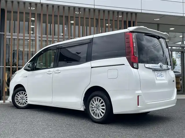 トヨタ ノア ハイブリッド G 鳥取県 2014(平26)年 13.7万km ホワイトパールクリスタルシャイン (株)IDOMが運営する【じしゃロン鳥取店】の自社ローン専用車両になります。こちらは現金またはオートローンご利用時の価格です。自社ローンご希望の方は別途その旨お申付け下さい/純正9インチSDナビ/（AM/FM/DTV/BT/CD/DVD）/フリップダウンモニター/クルーズコントロール/シートヒーター/両側パワースライドドア/エアロ（フロント）/LEDヘッドライト/プッシュスタート/ETC/スマートキー/スペアキー