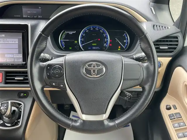 トヨタ ノア ハイブリッド G 鳥取県 2014(平26)年 13.7万km ホワイトパールクリスタルシャイン (株)IDOMが運営する【じしゃロン鳥取店】の自社ローン専用車両になります。こちらは現金またはオートローンご利用時の価格です。自社ローンご希望の方は別途その旨お申付け下さい/純正9インチSDナビ/（AM/FM/DTV/BT/CD/DVD）/フリップダウンモニター/クルーズコントロール/シートヒーター/両側パワースライドドア/エアロ（フロント）/LEDヘッドライト/プッシュスタート/ETC/スマートキー/スペアキー
