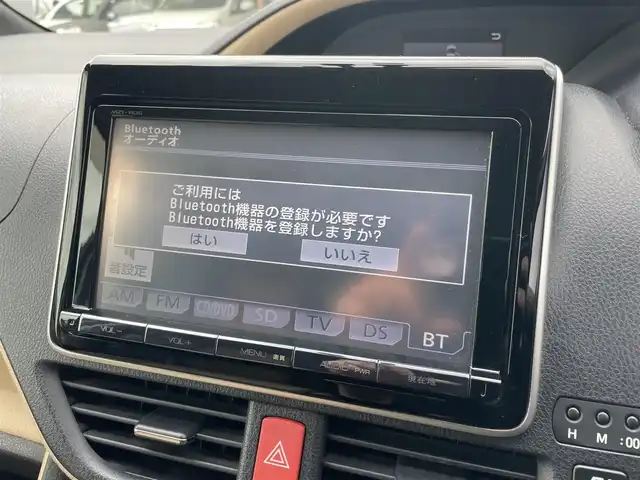 トヨタ ノア ハイブリッド G 鳥取県 2014(平26)年 13.7万km ホワイトパールクリスタルシャイン (株)IDOMが運営する【じしゃロン鳥取店】の自社ローン専用車両になります。こちらは現金またはオートローンご利用時の価格です。自社ローンご希望の方は別途その旨お申付け下さい/純正9インチSDナビ/（AM/FM/DTV/BT/CD/DVD）/フリップダウンモニター/クルーズコントロール/シートヒーター/両側パワースライドドア/エアロ（フロント）/LEDヘッドライト/プッシュスタート/ETC/スマートキー/スペアキー