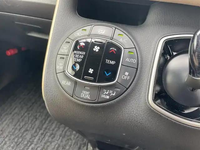 トヨタ ノア ハイブリッド G 鳥取県 2014(平26)年 13.7万km ホワイトパールクリスタルシャイン (株)IDOMが運営する【じしゃロン鳥取店】の自社ローン専用車両になります。こちらは現金またはオートローンご利用時の価格です。自社ローンご希望の方は別途その旨お申付け下さい/純正9インチSDナビ/（AM/FM/DTV/BT/CD/DVD）/フリップダウンモニター/クルーズコントロール/シートヒーター/両側パワースライドドア/エアロ（フロント）/LEDヘッドライト/プッシュスタート/ETC/スマートキー/スペアキー
