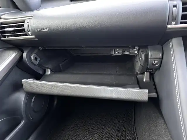 レクサス ＩＳ 300h Fスポーツ 宮城県 2017(平29)年 6.5万km グラファイトブラックガラスフレーク セーフティシステムプラス/・プリクラッシュセーフティ/・レーンディパーチャーアラート/・オートマチックハイビーム/・レーダークルーズコントロール/純正ナビ/・CD/DVD/・Bluetooth/・フルセグTV/・音楽録音機能/バックモニター/ビルトインETC2.0/ドライブレコーダー/ハーフレザーシート/シートヒーター/パワーシート/革巻きステアリング/ステアリングスイッチ/パドルシフト/MTモード付AT/LEDヘッドランプ/LEDデイライト/オートライト/電動格納ミラー/純正18インチAW/純正フロアマット/W/サイド/ニー/カーテンエアバッグ