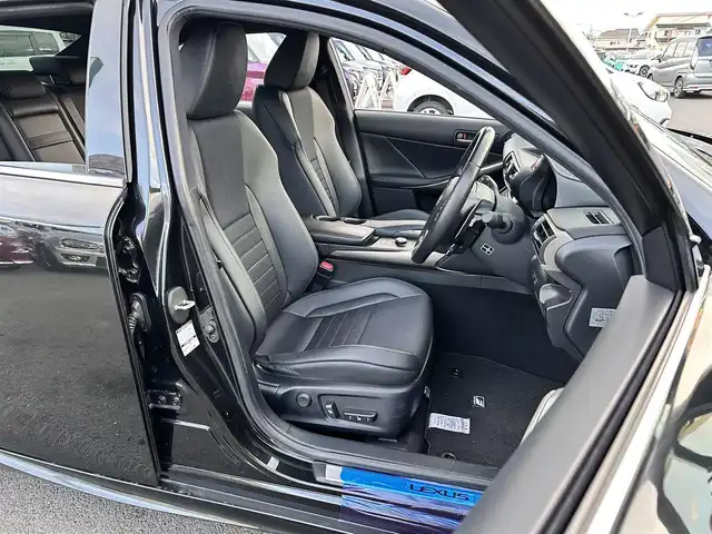 レクサス ＩＳ 300h Fスポーツ 宮城県 2017(平29)年 6.5万km グラファイトブラックガラスフレーク セーフティシステムプラス/・プリクラッシュセーフティ/・レーンディパーチャーアラート/・オートマチックハイビーム/・レーダークルーズコントロール/純正ナビ/・CD/DVD/・Bluetooth/・フルセグTV/・音楽録音機能/バックモニター/ビルトインETC2.0/ドライブレコーダー/ハーフレザーシート/シートヒーター/パワーシート/革巻きステアリング/ステアリングスイッチ/パドルシフト/MTモード付AT/LEDヘッドランプ/LEDデイライト/オートライト/電動格納ミラー/純正18インチAW/純正フロアマット/W/サイド/ニー/カーテンエアバッグ