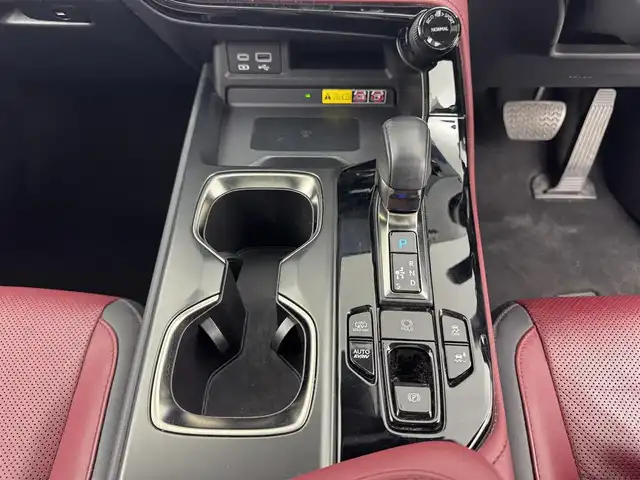 レクサス ＮＸ 450h+ バージョンL 愛知県 2022(令4)年 2万km ソニッククォーツ １４インチディスプレイオーディオ　/（フルセグ／Bluetooth）　/ムーンルーフ　/レーダークルーズコントロール　/パドルシフト　/パノラミックビューモニター　/ブラインドスポットモニター　/衝突軽減システム/コーナーセンサー/レーンキープアシスト/レザーシート（ダークローズ）　/前席パワーシート　/運転席メモリーシート/全席シートヒーター/前席エアーシート/ハンドルヒーター/電動リアゲート　/ヘッドアップディスプレイ　/ケータイ置くだけ充電/ETC2.0/ドライブレコーダー/純正AW