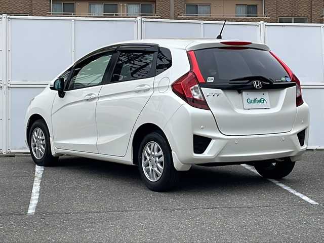 ホンダ フィット 13G Fパッケージ 秋田県 2015(平27)年 5.7万km プレミアムホワイトパール 社外SDナビ　CN-R300D/DTV　DVD　CD　BT　SD　/ETC/バックカメラ/プッシュスタート/スマートキー/ヘッドライトレベライザー/ステアリングスイッチ/オートエアコン/オートリトラミラー/CTBA/TRC/保証書/取扱説明書/スタッドレスタイヤ積み込み