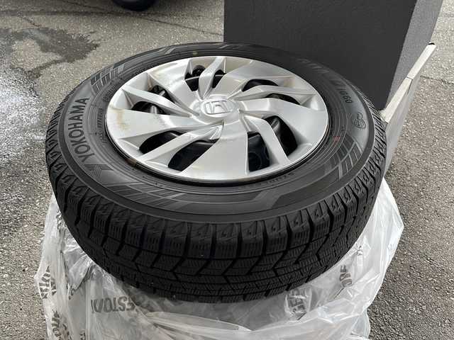 ホンダ フィット 13G Fパッケージ 秋田県 2015(平27)年 5.7万km プレミアムホワイトパール 社外SDナビ　CN-R300D/DTV　DVD　CD　BT　SD　/ETC/バックカメラ/プッシュスタート/スマートキー/ヘッドライトレベライザー/ステアリングスイッチ/オートエアコン/オートリトラミラー/CTBA/TRC/保証書/取扱説明書/スタッドレスタイヤ積み込み