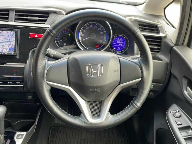 ホンダ フィット 13G Fパッケージ 秋田県 2015(平27)年 5.7万km プレミアムホワイトパール 社外SDナビ　CN-R300D/DTV　DVD　CD　BT　SD　/ETC/バックカメラ/プッシュスタート/スマートキー/ヘッドライトレベライザー/ステアリングスイッチ/オートエアコン/オートリトラミラー/CTBA/TRC/保証書/取扱説明書/スタッドレスタイヤ積み込み