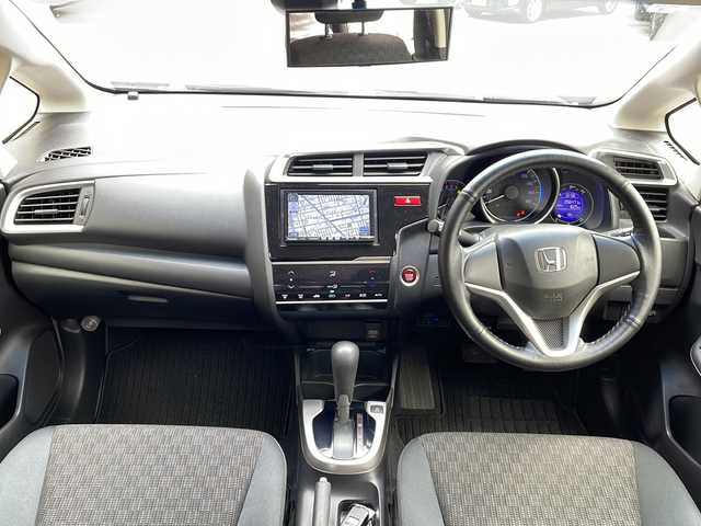 ホンダ フィット 13G Fパッケージ 秋田県 2015(平27)年 5.7万km プレミアムホワイトパール 社外SDナビ　CN-R300D/DTV　DVD　CD　BT　SD　/ETC/バックカメラ/プッシュスタート/スマートキー/ヘッドライトレベライザー/ステアリングスイッチ/オートエアコン/オートリトラミラー/CTBA/TRC/保証書/取扱説明書/スタッドレスタイヤ積み込み