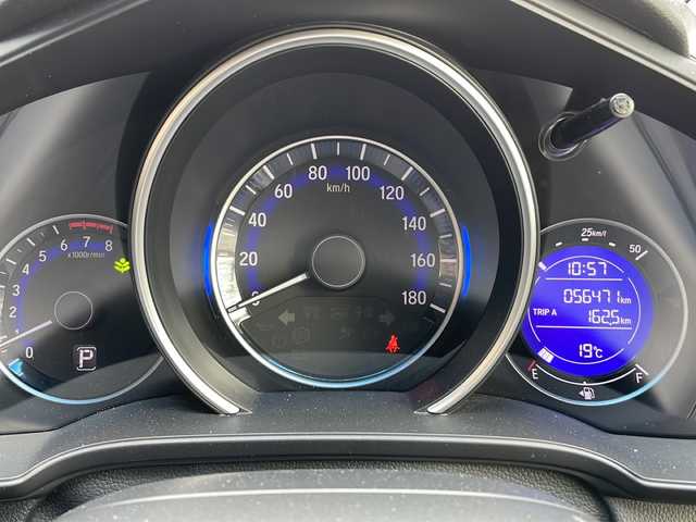 ホンダ フィット 13G Fパッケージ 秋田県 2015(平27)年 5.7万km プレミアムホワイトパール 社外SDナビ　CN-R300D/DTV　DVD　CD　BT　SD　/ETC/バックカメラ/プッシュスタート/スマートキー/ヘッドライトレベライザー/ステアリングスイッチ/オートエアコン/オートリトラミラー/CTBA/TRC/保証書/取扱説明書/スタッドレスタイヤ積み込み