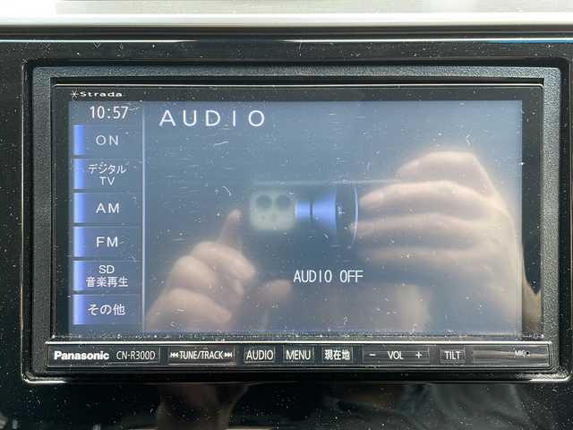 ホンダ フィット 13G Fパッケージ 秋田県 2015(平27)年 5.7万km プレミアムホワイトパール 社外SDナビ　CN-R300D/DTV　DVD　CD　BT　SD　/ETC/バックカメラ/プッシュスタート/スマートキー/ヘッドライトレベライザー/ステアリングスイッチ/オートエアコン/オートリトラミラー/CTBA/TRC/保証書/取扱説明書/スタッドレスタイヤ積み込み