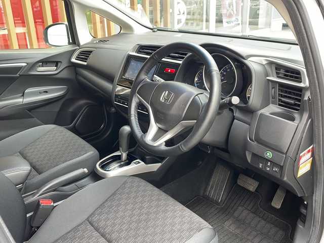 ホンダ フィット 13G Fパッケージ 秋田県 2015(平27)年 5.7万km プレミアムホワイトパール 社外SDナビ　CN-R300D/DTV　DVD　CD　BT　SD　/ETC/バックカメラ/プッシュスタート/スマートキー/ヘッドライトレベライザー/ステアリングスイッチ/オートエアコン/オートリトラミラー/CTBA/TRC/保証書/取扱説明書/スタッドレスタイヤ積み込み