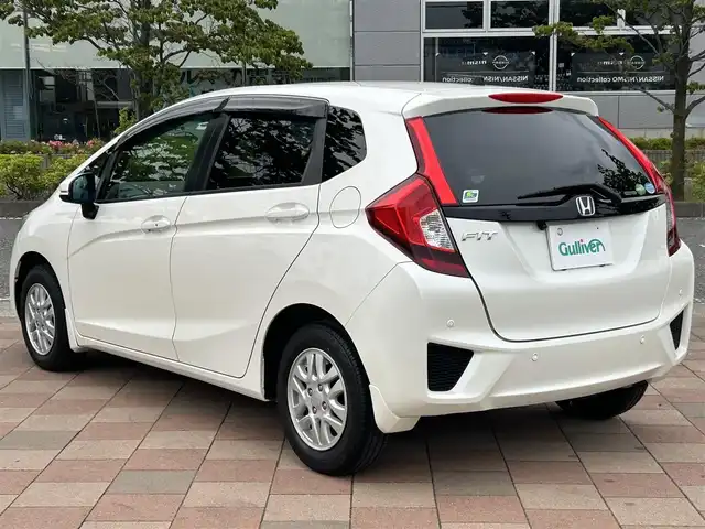 ホンダ フィット 13G Fパッケージ 福島県 2015(平27)年 5.7万km プレミアムホワイトパール 社外ナビゲーション/型番：CN-R300D/【CD/DVD/SD/BT/TV】/バックカメラ/ビルトインETC/アイドリングストップ/純正フロアマット/ドアバイザー
