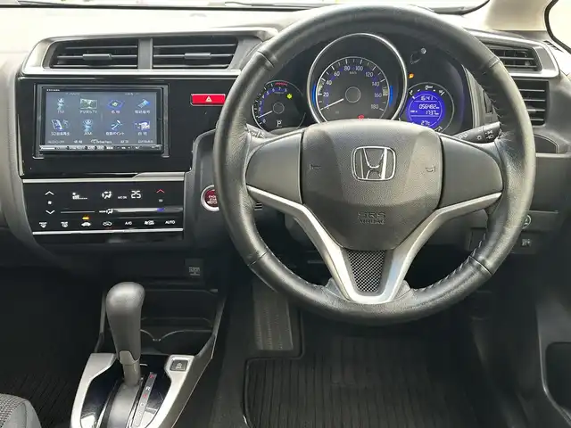 ホンダ フィット 13G Fパッケージ 福島県 2015(平27)年 5.7万km プレミアムホワイトパール 社外ナビゲーション/型番：CN-R300D/【CD/DVD/SD/BT/TV】/バックカメラ/ビルトインETC/アイドリングストップ/純正フロアマット/ドアバイザー