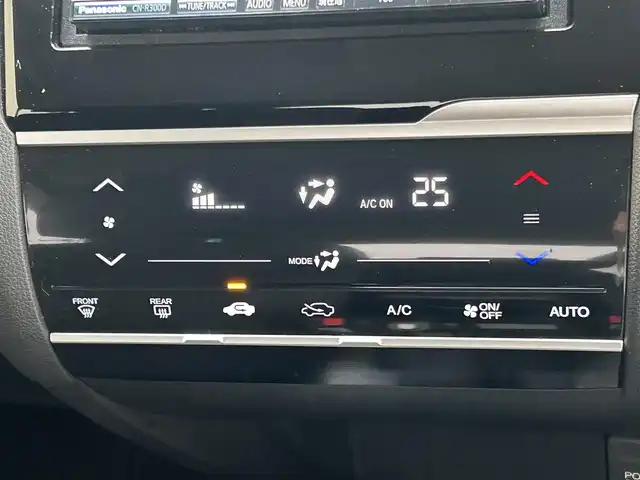 ホンダ フィット 13G Fパッケージ 福島県 2015(平27)年 5.7万km プレミアムホワイトパール 社外ナビゲーション/型番：CN-R300D/【CD/DVD/SD/BT/TV】/バックカメラ/ビルトインETC/アイドリングストップ/純正フロアマット/ドアバイザー