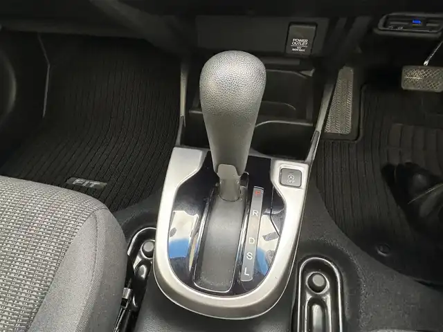 ホンダ フィット 13G Fパッケージ 福島県 2015(平27)年 5.7万km プレミアムホワイトパール 社外ナビゲーション/型番：CN-R300D/【CD/DVD/SD/BT/TV】/バックカメラ/ビルトインETC/アイドリングストップ/純正フロアマット/ドアバイザー