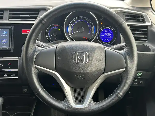 ホンダ フィット 13G Fパッケージ 福島県 2015(平27)年 5.7万km プレミアムホワイトパール 社外ナビゲーション/型番：CN-R300D/【CD/DVD/SD/BT/TV】/バックカメラ/ビルトインETC/アイドリングストップ/純正フロアマット/ドアバイザー