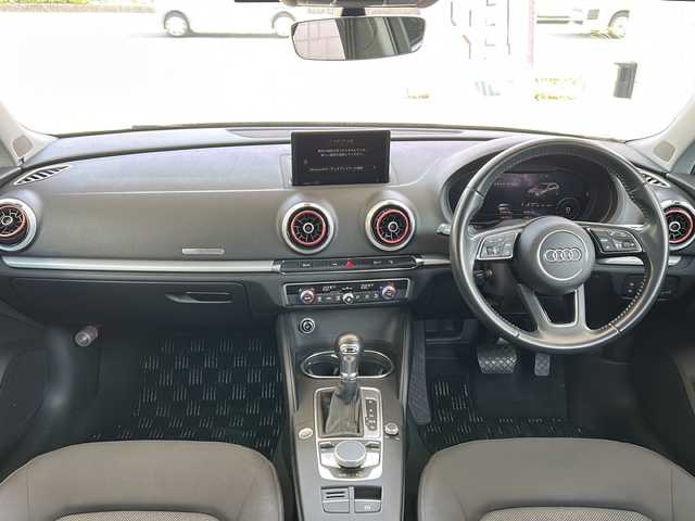 アウディ Ａ３ スポーツバック 1．4 TFSI 愛知県 2017(平29)年 9.6万km コスモスブルーM 純正ナビ/フルセグTV・CD・DVD・Bluetooth・SD/バックカメラ/クルーズコントロール/パークトロニック/2.0ETC/スマートキー/プッシュスタート/ステアリングスイッチ/電動格納ミラー/アイドリングストップ/ドライバーアシスト/ISOFIX/横滑り防止装置/純正フロアマット/保証書/取扱説明書/スペアキー