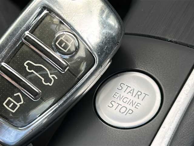 アウディ Ａ３ スポーツバック 1．4 TFSI 愛知県 2017(平29)年 9.6万km コスモスブルーM 純正ナビ/フルセグTV・CD・DVD・Bluetooth・SD/バックカメラ/クルーズコントロール/パークトロニック/2.0ETC/スマートキー/プッシュスタート/ステアリングスイッチ/電動格納ミラー/アイドリングストップ/ドライバーアシスト/ISOFIX/横滑り防止装置/純正フロアマット/保証書/取扱説明書/スペアキー