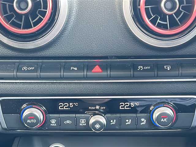 アウディ Ａ３ スポーツバック 1．4 TFSI 愛知県 2017(平29)年 9.6万km コスモスブルーM 純正ナビ/フルセグTV・CD・DVD・Bluetooth・SD/バックカメラ/クルーズコントロール/パークトロニック/2.0ETC/スマートキー/プッシュスタート/ステアリングスイッチ/電動格納ミラー/アイドリングストップ/ドライバーアシスト/ISOFIX/横滑り防止装置/純正フロアマット/保証書/取扱説明書/スペアキー