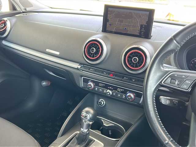 アウディ Ａ３ スポーツバック 1．4 TFSI 愛知県 2017(平29)年 9.6万km コスモスブルーM 純正ナビ/フルセグTV・CD・DVD・Bluetooth・SD/バックカメラ/クルーズコントロール/パークトロニック/2.0ETC/スマートキー/プッシュスタート/ステアリングスイッチ/電動格納ミラー/アイドリングストップ/ドライバーアシスト/ISOFIX/横滑り防止装置/純正フロアマット/保証書/取扱説明書/スペアキー
