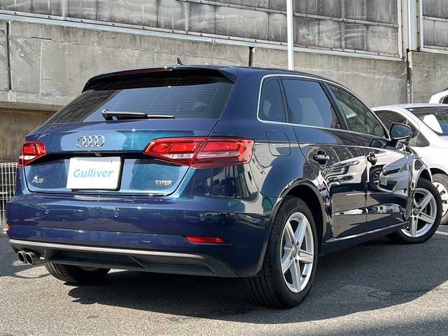 アウディ Ａ３ スポーツバック 1．4 TFSI 愛知県 2017(平29)年 9.6万km コスモスブルーM 純正ナビ/フルセグTV・CD・DVD・Bluetooth・SD/バックカメラ/クルーズコントロール/パークトロニック/2.0ETC/スマートキー/プッシュスタート/ステアリングスイッチ/電動格納ミラー/アイドリングストップ/ドライバーアシスト/ISOFIX/横滑り防止装置/純正フロアマット/保証書/取扱説明書/スペアキー