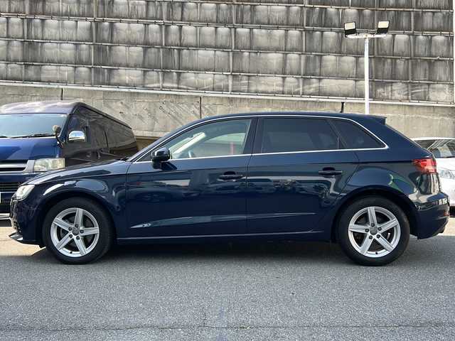 アウディ Ａ３ スポーツバック 1．4 TFSI 愛知県 2017(平29)年 9.6万km コスモスブルーM 純正ナビ/フルセグTV・CD・DVD・Bluetooth・SD/バックカメラ/クルーズコントロール/パークトロニック/2.0ETC/スマートキー/プッシュスタート/ステアリングスイッチ/電動格納ミラー/アイドリングストップ/ドライバーアシスト/ISOFIX/横滑り防止装置/純正フロアマット/保証書/取扱説明書/スペアキー