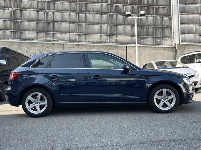 アウディ Ａ３ スポーツバック 1．4 TFSI 愛知県 2017(平29)年 9.6万km コスモスブルーM 純正ナビ/フルセグTV・CD・DVD・Bluetooth・SD/バックカメラ/クルーズコントロール/パークトロニック/2.0ETC/スマートキー/プッシュスタート/ステアリングスイッチ/電動格納ミラー/アイドリングストップ/ドライバーアシスト/ISOFIX/横滑り防止装置/純正フロアマット/保証書/取扱説明書/スペアキー