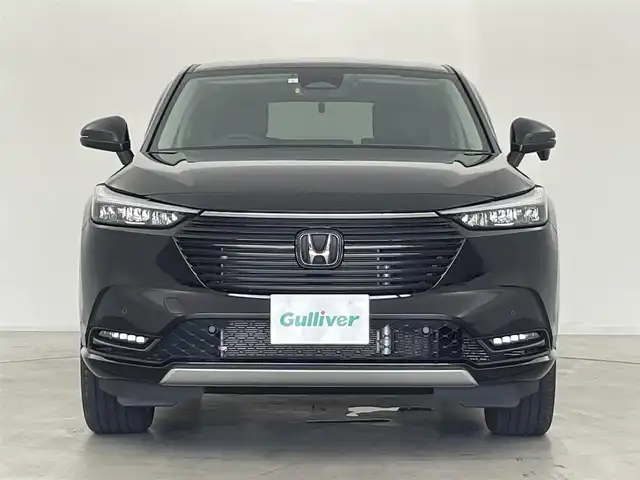 ホンダ ヴェゼル ハイブリッド e:HEV Z 群馬県 2023(令5)年 1.4万km クリスタルブラックパール 純正9インチナビ/(AM/FM/Bluetooth/CD/DVD/SD/USB)/＝＝＝＝＝＝/バックモニター/ブラインドスポットインフォメーション/ハンズフリーアクセスパワーテールゲート(予約クローズ機能付)/Honda SENSING/ ・衝突軽減ブレーキ/近距離衝突軽減ブレーキ/ ・誤発進抑制機能/後方誤発進抑制機能/ ・歩行者事故低減ステアリング/ ・路外逸脱抑制機能/ ・渋滞追従機能付アダプティブクルーズコントロール/ ・車線維持支援システム/ ・トラフィックジャムアシスト/ ・先行車発進お知らせ機能/ ・標識認識機能/ ・オートハイビーム/ ・パーキングセンサーシステム/パドルシフト/前席シートヒーター/ステアリングヒーター/純正前後方ドライブレコーダー/ETC/親水/ヒーテッドドアミラー/電熱線入りフロントウィンドウ/電動パーキングブレーキ/オートブレーキホールド/プッシュスタート/スマートキー