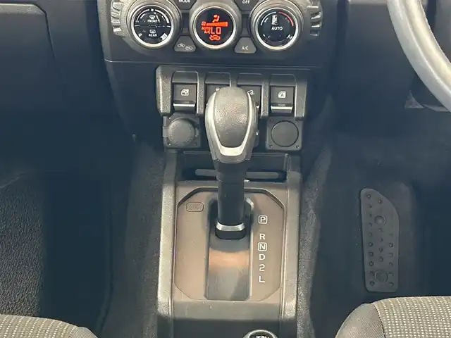 スズキ ジムニー XC 宮城県 2023(令5)年 1.3万km シフォンアイボリーM ワンオーナー/４WD/クルーズコントロール/車線逸脱警報システム/衝突被害軽減装置/ヒルディセントコントロール/ミラーヒーター/シートヒーター/ヘッドライトウォッシャー/オートライト/LEDライト/ETC/保証書/サマータイヤ純正AW（１７５/80R16）５ｍｍ
