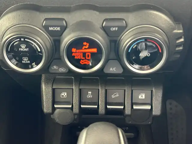 スズキ ジムニー XC 宮城県 2023(令5)年 1.3万km シフォンアイボリーM ワンオーナー/４WD/クルーズコントロール/車線逸脱警報システム/衝突被害軽減装置/ヒルディセントコントロール/ミラーヒーター/シートヒーター/ヘッドライトウォッシャー/オートライト/LEDライト/ETC/保証書/サマータイヤ純正AW（１７５/80R16）５ｍｍ