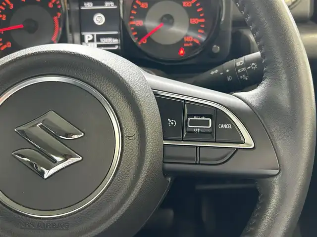 スズキ ジムニー XC 宮城県 2023(令5)年 1.3万km シフォンアイボリーM ワンオーナー/４WD/クルーズコントロール/車線逸脱警報システム/衝突被害軽減装置/ヒルディセントコントロール/ミラーヒーター/シートヒーター/ヘッドライトウォッシャー/オートライト/LEDライト/ETC/保証書/サマータイヤ純正AW（１７５/80R16）５ｍｍ