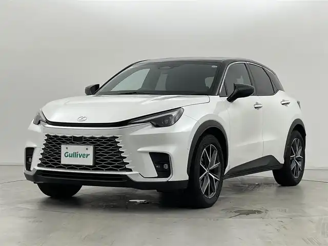 レクサス ＬＢＸ クール 群馬県 2024(令6)年 0.9万km パールⅡ アドバンスドパーク/パーキングサポートブレーキ（周囲静止物）/純正前後ドライブレコーダー/――――――/純正9.8インチディスプレイオーディオ/（BT/USB/AM/FM/Miracast/Android Auto/Apple Car Play）/パノラミックビューモニター/レクサスセーフティプラス/・プリクラッシュセーフティ/・レーンディパーチャーアラート/・レーントレーシングアシスト/・レーダークルーズコントロール/・アダプティブハイビーム/・ドライバー異常時対応システム/・ロードサインアシスト/・発進遅れ告知/・プロアクティブドライビングアシスト/ITS Connect/ブラインドスポットモニター/安心降車アシスト/パーキングサポートブレーキ/（前後方静止物/後方接近車両/後方歩行者）/LEDヘッドランプ/ビルトインETC2.0/前席シートヒーター/ハーフレザーシート/運転席シートメモリー/電動パーキングブレーキ
