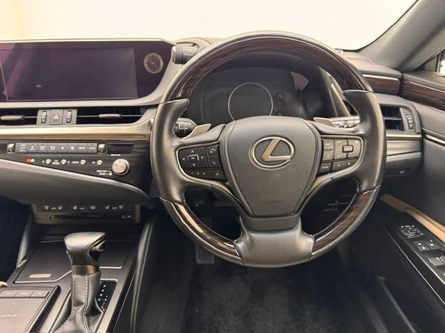 レクサス ＥＳ 300h 兵庫県 2021(令3)年 5.6万km ソニッククォーツ サンルーフ/レーザーシート/パワーシート/シートヒーター＆エアシーター/ハンドルヒーター/衝突軽減ブレーキ/純正メモリーナビ＆フルセグTV/（CD＆DVD＆BT＆SD）/ＴＶキッド/アラウンドビューモニター/ドラレコ/レーダークルーズコントロール/パドルシフト/純正ドアバイザー/オートライト＆ハイビーム/ＬＥＤライト/コーナーセンサー/フロアマット
