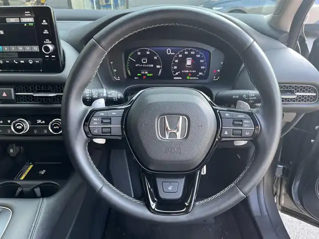ホンダ ＺＲ－Ｖ ハイブリッド e:HEV Z 滋賀県 2023(令5)年 1.8万km スーパープラチナグレーメタリック ９インチホンダコネクトナビ/Bluetooth/フルセグTV/ホンダセンシング/渋滞追従機能付きアダプティブクルーズコントロール/車線維持支援システム/衝突被害軽減ブレーキ/路外逸脱抑制機能/標識認識機能/ブラインドスポットインフォメーション/パーキングセンサーシステム/後退出庫サポート/BOSEスピーカー/パドルシフト/全方位カメラ/純正ETC2.0/ワイヤレス充電/オートホールド/パワーシート/シートヒーター/ステアリングヒーター/パワーバックドア/LEDヘッドライト