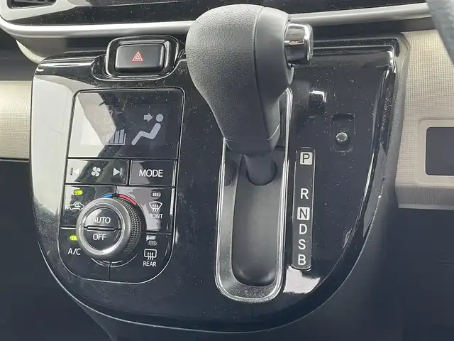 ダイハツ ムーヴ キャンバス X メイクアップ SA Ⅲ 埼玉県 2018(平30)年 11.7万km パールホワイトⅢ/スムースグレーマイカメタリック 2トーン (株)IDOMが運営する【じしゃロン鳩ヶ谷店】の自社ローン専用車両になりますこちらは現金またはオートローンご利用時の価格です。自社ローンご希望の方は別途その旨お申付け下さい/登録時122182km/両側スライドドア/純正SDナビ（NMZK-W68D）/  AM/FM/CD/DVD/MSV(SD)/BT/フルセグTV/バックカメラ/ETC/スマートアシスト3/　衝突回避支援ブレーキ機能/　車線逸脱警報機能/　誤発信抑制機能/　先行車発進お知らせ機能/　オートハイビーム/プッシュスタート/スマートキーx2/LEDヘッドライト/　オートライト/フォグランプ/後席ロールサンシェード/電動格納ミラー/ドアバイザー/純正フロアマット/取扱説明書