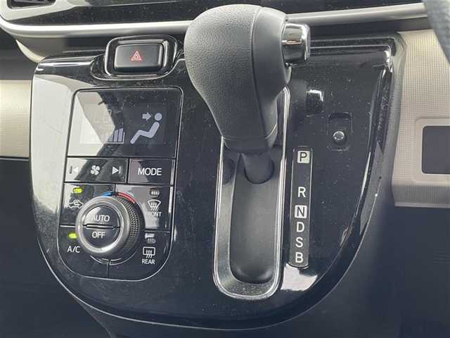 ダイハツ ムーヴ キャンバス X メイクアップ SA Ⅲ 埼玉県 2018(平30)年 11.7万km パールホワイトⅢ/スムースグレーマイカメタリック 2トーン (株)IDOMが運営する【じしゃロン鳩ヶ谷店】の自社ローン対象車両になります。こちらは現金ご利用時の価格です。自社ローンご希望の方は別途その旨お申付け下さい。/登録時122182km/両側スライドドア/純正SDナビ（NMZK-W68D）/  AM/FM/CD/DVD/MSV(SD)/BT/フルセグTV/バックカメラ/ETC/スマートアシスト3/　衝突回避支援ブレーキ機能/　車線逸脱警報機能/　誤発信抑制機能/　先行車発進お知らせ機能/　オートハイビーム/プッシュスタート/スマートキーx2/LEDヘッドライト/　オートライト/フォグランプ/後席ロールサンシェード/電動格納ミラー/ドアバイザー/純正フロアマット/取扱説明書