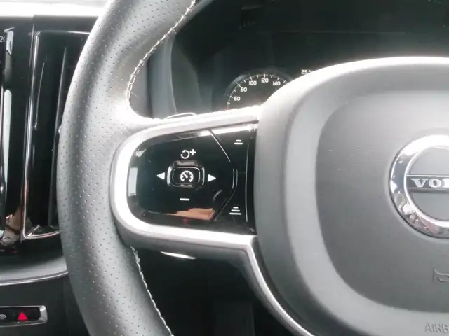 ボルボ ＸＣ６０ D4 AWD Rデザイン 岩手県 2018(平30)年 3.5万km クリスタルホワイトP インテリセーフ /LKA/BLIS/CTA/ACC/純正ナビ/フルセグTV/全方位カメラ/パノラマSR/ハーフレザー /パワーシート /シートヒーター /LEDライト/Pバックドア