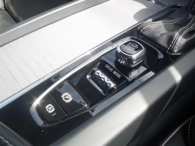 ボルボ ＸＣ６０ D4 AWD Rデザイン 岩手県 2018(平30)年 3.5万km クリスタルホワイトP インテリセーフ /LKA/BLIS/CTA/ACC/純正ナビ/フルセグTV/全方位カメラ/パノラマSR/ハーフレザー /パワーシート /シートヒーター /LEDライト/Pバックドア