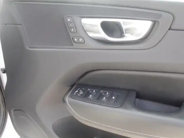 ボルボ ＸＣ６０ D4 AWD Rデザイン 岩手県 2018(平30)年 3.5万km クリスタルホワイトP インテリセーフ /LKA/BLIS/CTA/ACC/純正ナビ/フルセグTV/全方位カメラ/パノラマSR/ハーフレザー /パワーシート /シートヒーター /LEDライト/Pバックドア