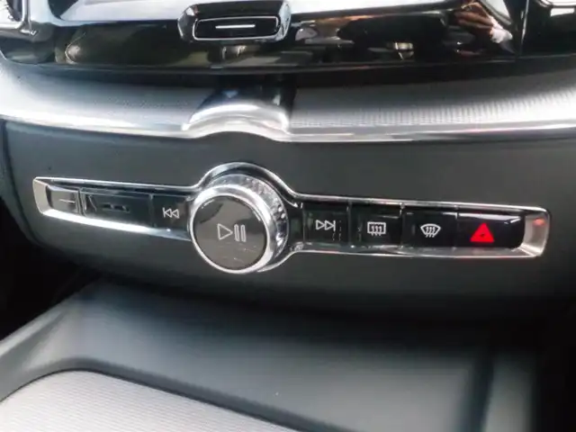 ボルボ ＸＣ６０ D4 AWD Rデザイン 岩手県 2018(平30)年 3.5万km クリスタルホワイトP インテリセーフ /LKA/BLIS/CTA/ACC/純正ナビ/フルセグTV/全方位カメラ/パノラマSR/ハーフレザー /パワーシート /シートヒーター /LEDライト/Pバックドア